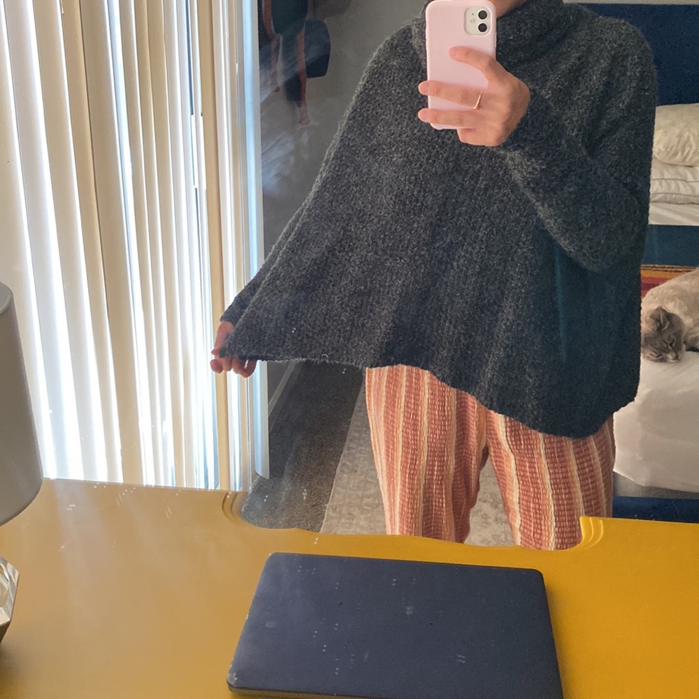 Back/grey sweater